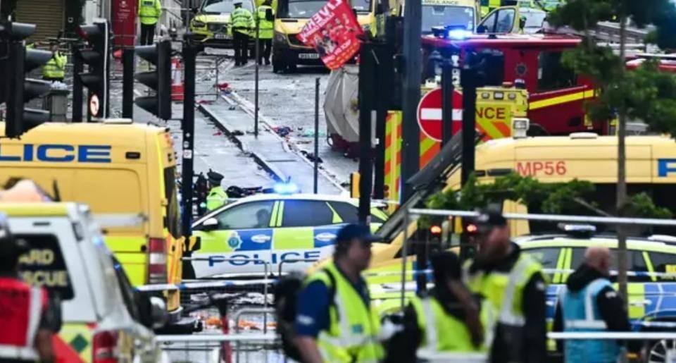 利物浦夺冠庆典乐极生悲!一男子驾车撞向人群,27人被送往医院